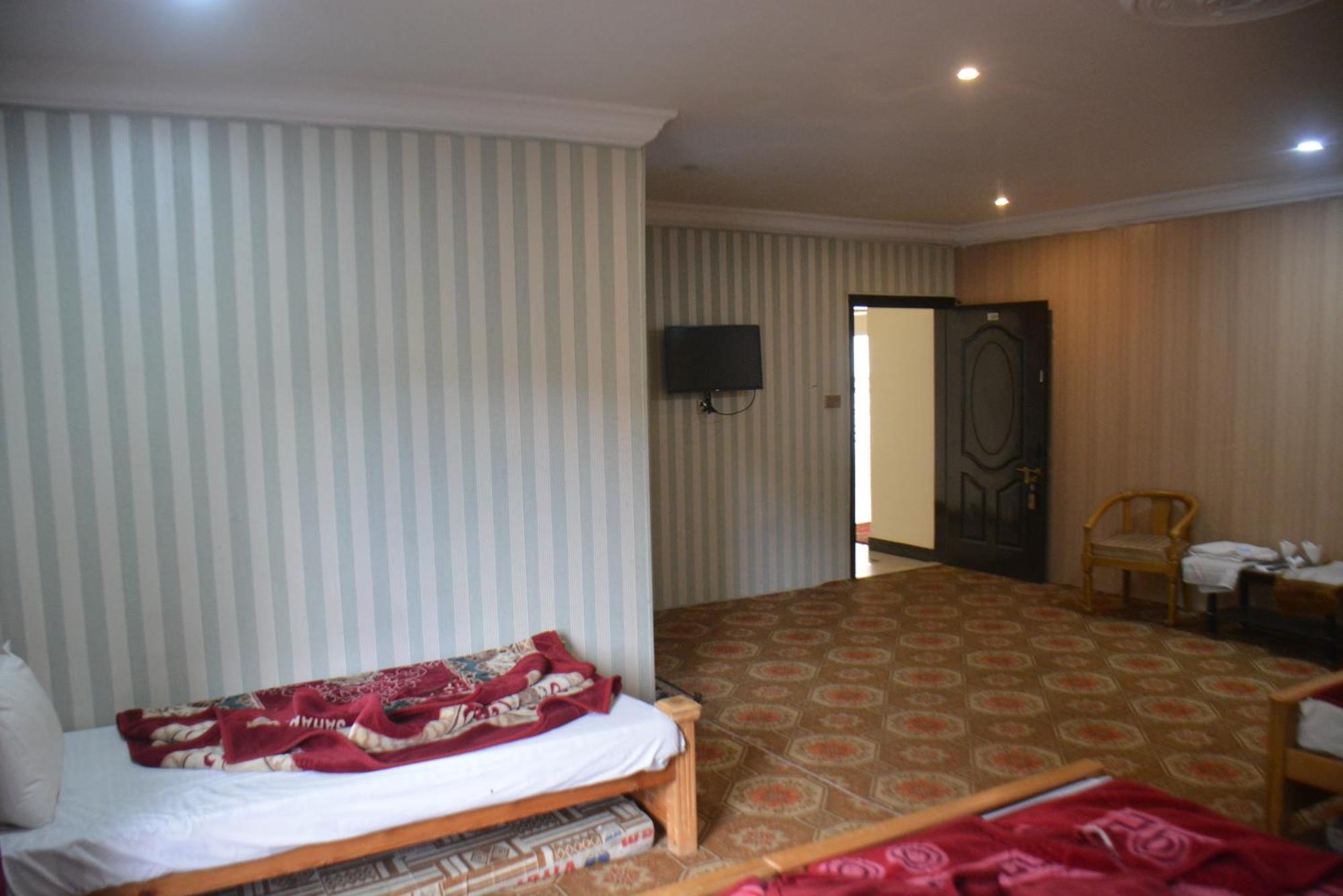 Hotel Pine Hills, นารัน ภายนอก รูปภาพ